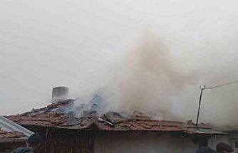 Sındırgı’da bitişik iki ev alevlere teslim oldu: 1 yaralı