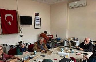 Sinop’ta huzurevi sakinleri, ceviz kabuğu ile minyatür eşyalar üretiyor