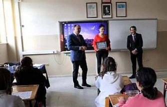 Sinop’ta öğrenciler için gönüllü çalışan öğretmen ödüllendirildi