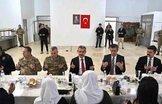 Şırnak protokolü şehit emanetleri ile aynı sofrada