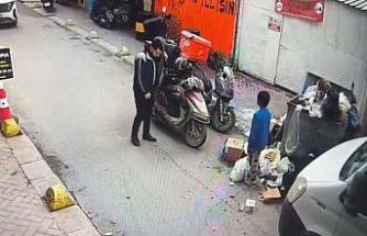 Soğukta üşüyen çocuğa ceketini çıkarıp veren kurye kameraya yansıdı