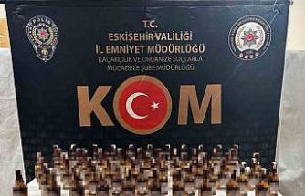 Şüphe üzerine aranan araçta 100 şişe kaçak alkol ele geçirildi