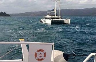 Sürüklenen Yelkenli Katamaran tekneyi Kıyı Emniyet ekipleri kurtardı