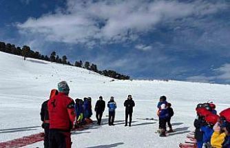 Susuz Kaymakamı Tutal’dan geleceğin kayakçılarına moral ziyareti