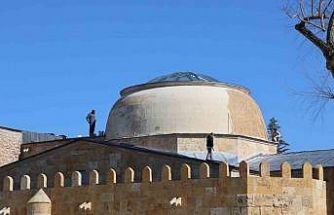 Tarihi Cacabey Medresesi’nde su sızıntısına müdahale edildi