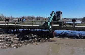 Taşkın nedeniyle kapanan tarihi köprü gözleri açılıyor