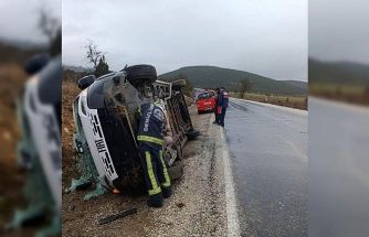 Tavas’ta servis aracı yan yattı; 9 yaralı