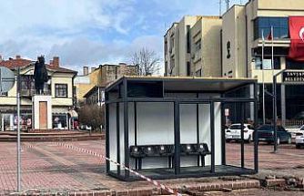 Tavşanlı’da akıllı duraklar montajlanıyor