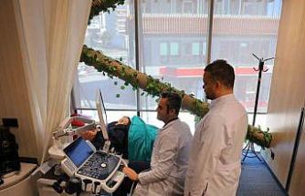 Tekerlekli sandalyeyle getirilen hasta tedavi sonrası yürüyerek çıktı