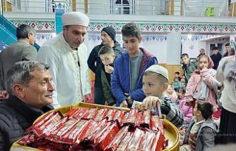 Teravihe gelen çocuklara imamdan ikramlar