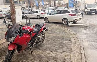 Ters yönden gelen motosikletin otomobille çarpışma anı kamerada: 1 yaralı