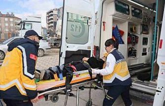 Ters yöne giren kamyonet, öğrenci servisine çarptı: 9 yaralı