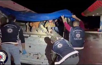 Tır dorsesinde branda altında saklanan 12 kaçak göçmen yakalandı