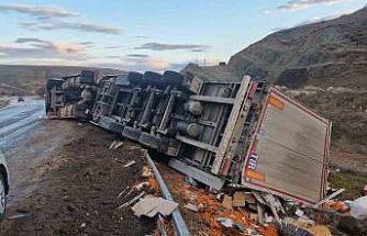 Tır şarampole devrildi, sürücü yara almadan kurtuldu