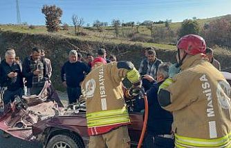 Tıra çarpan otomobil hurdaya döndü: Sürücü şans eseri kurtuldu