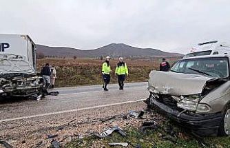 Tokat’ta iki otomobil kafa kafaya çarpıştı: 1’i ağır 7 yaralı