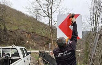 Trafik güvenliği için levhalar yerleştiriliyor