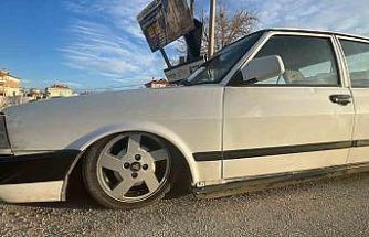 Trafikten men edilen yere yakın Tofaş güçlükle çekiye yüklendi