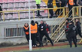 Tribünden atlayan Sakaryasporlu taraftarlar kelepçeyle sahadan çıkartıldı