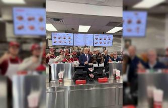 Trump, bir restoranı ziyaret ederek başkanlık uçağına götürmek için hamburger sipariş etti