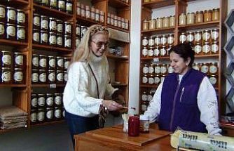 Tuğba Özay’dan Kars’ta Birlik ve Beraberlik Mesajı: "Emperyalizmin oyununa gelmeyelim"