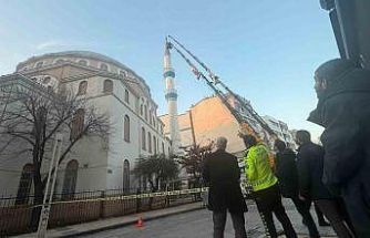 Turgutlu’da hasar gören cami minaresi vinçle düzeltildi