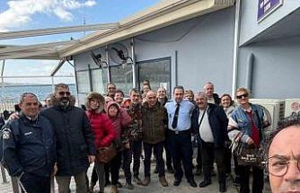 Türk turistlerden Yunanlı komisere çiçekli teşekkür