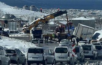 Tuşba’da tır kazasında uzun araç kuyruğu oluştu