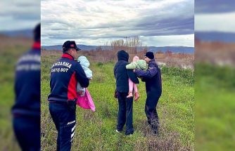 Uluabat Gölü’nde mahsur kalan aileyi jandarma kurtardı