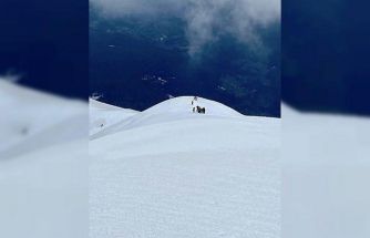 Uludağ’ın zirvesindeki donmuş Türk Bayrağını dağcılar değiştirdi