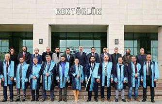 Üniversitede akademik yükselme sevinci