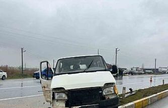 Uşak’ta panelvan aracın refüje çarpması sonucu 1 kişi yaralandı