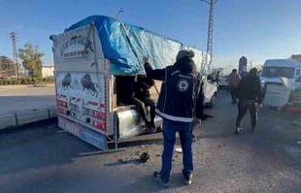 Üzeri hayvan dışkısıyla kapatılan kamyonetin gizli bölmesinden kaçak göçmen çıktı
