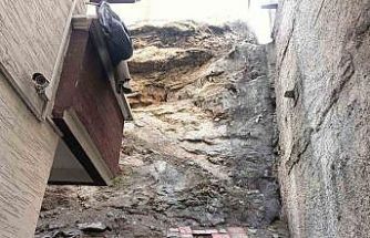 Üzerine gecekondular inşa edilen kayalıklardan düşen parçalar iki binanın mühürlenmesine neden oldu