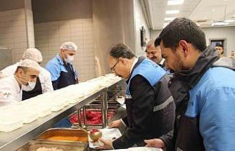 Vali Kızılkaya iftarda madencilerin sofrasında misafir oldu