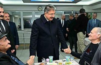 Vali Yılmaz, huzurevi sakinleriyle bir araya geldi