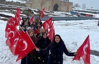 Van Kalesi’nde kadınlardan bayrak sevgisi yürüyüşü