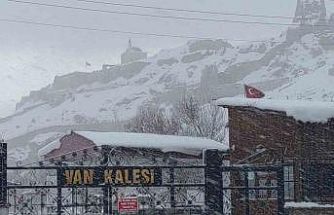 Van’da kardan dolayı kapanan 390 yoldan 230’u açıldı