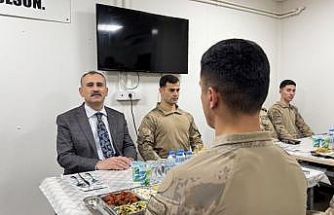 Vatan nöbetindeki kahramanlar sınır hattında iftar sofrasında