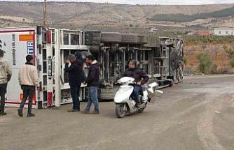 Virajı alamayan tır yan yattı