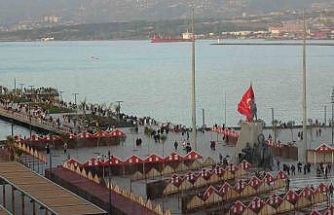 Yağışlı havanın son bulmasını fırsat bilen vatandaşlar İskenderun Sahili’ne akın etti