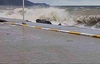 Yalova’da fırtınada dev dalgalar Esenköy kıyılarını dövdü