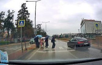 Yayalara yol vermeyen otomobil öğrencileri tehlikeye attı