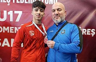 Yerlikaya’dan madalyasını alan genç güreşçi Manisa’ya gurur yaşattı