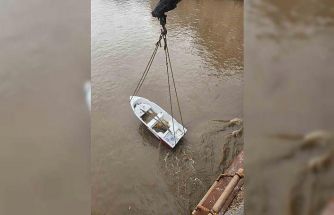 Yeşilırmak’ın sularına kapılan kayık köprüye takıldı