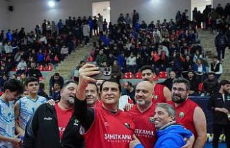 Yılmaz, parkede gençlerle kozlarını paylaştı