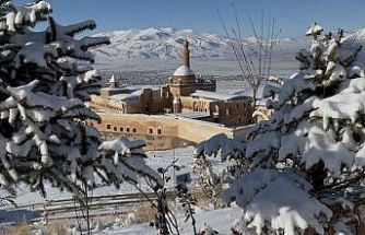 Yoğun kar yağışı tarihi sarayda eşsiz manzaralar oluşturdu