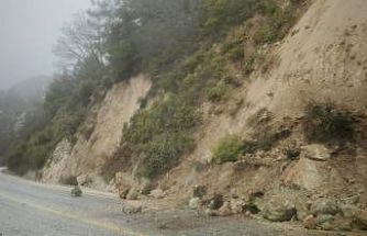 Yoğun yağış sebebiyle kayan topraklar yolları kapattı