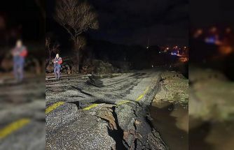 Yoğun yağış sonrası köy yolunda çökme meydana geldi