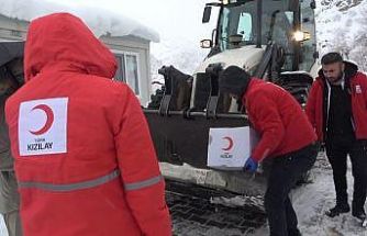 Yolda kalan Kızılay ekibi hasta yatağını kepçeyle ulaştırdı